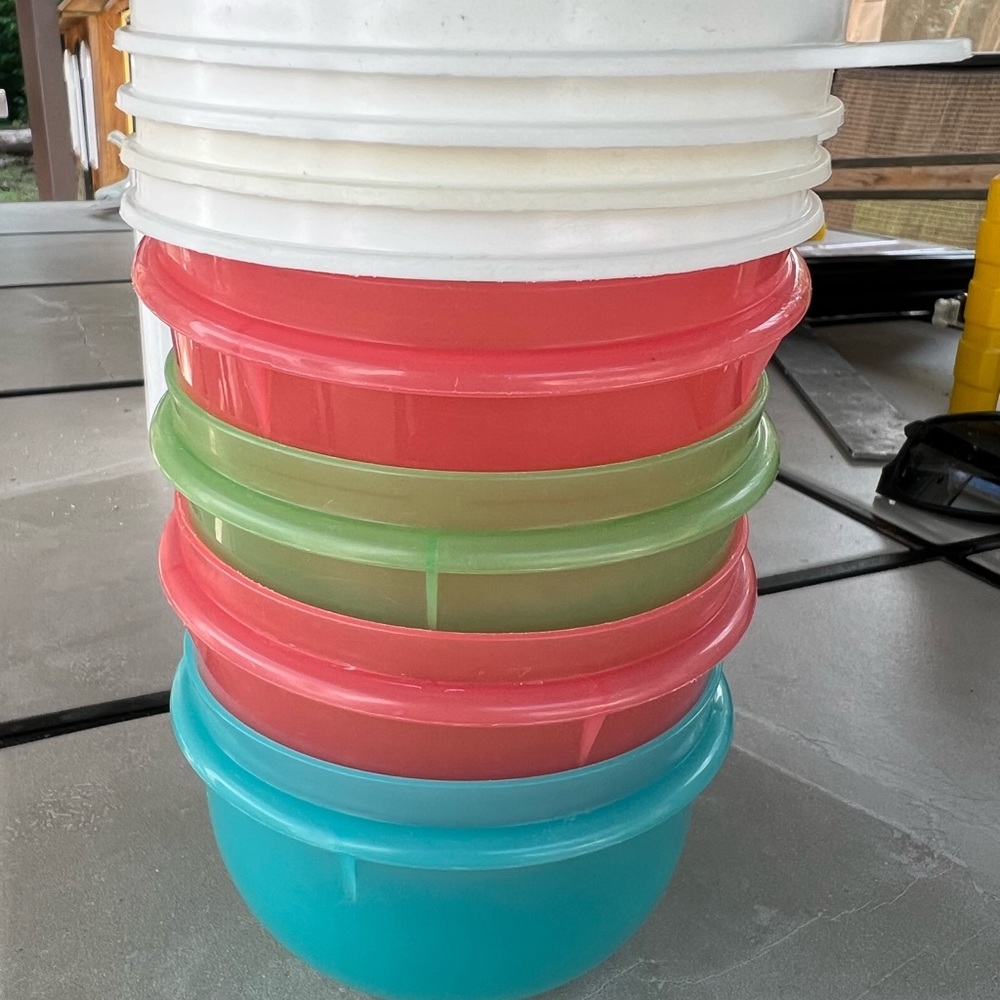 Set of 4 Tupperware 1 cup bowls with lids